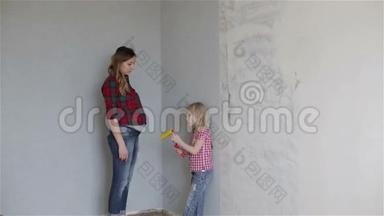 一个母亲和一个小女儿在<strong>涂油漆</strong>辊。